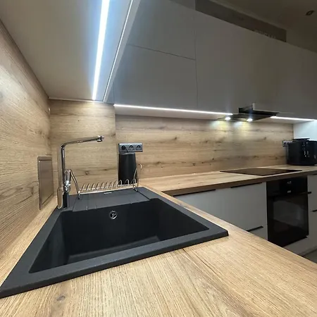 Leo Obchodna - Family