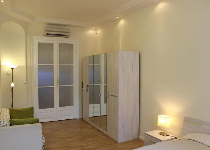 Leo Obchodna - Family *