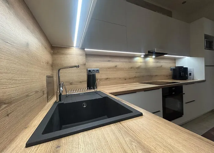 Leo Obchodna - Family