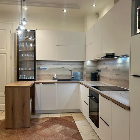 Leo Obchodna - Family *