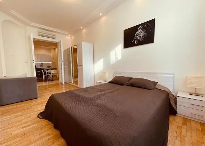 Leo Obchodna - Family *