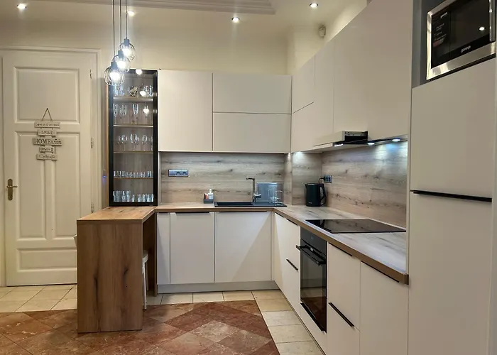 Leo Obchodna - Family *